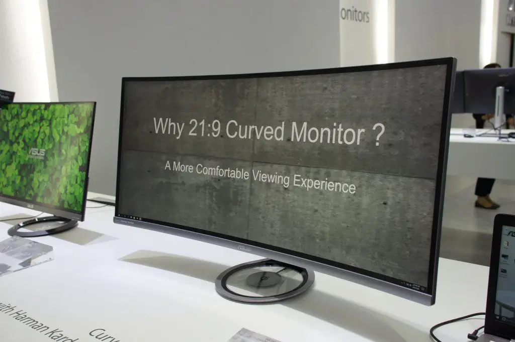 Choosing a Curved vs Flat Monitor for Programming